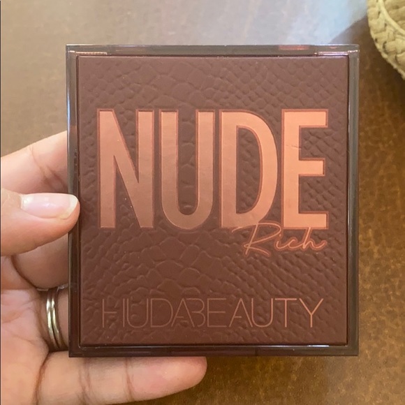 HUDA BEAUTY Other - Huda Beauty Nude obsessions